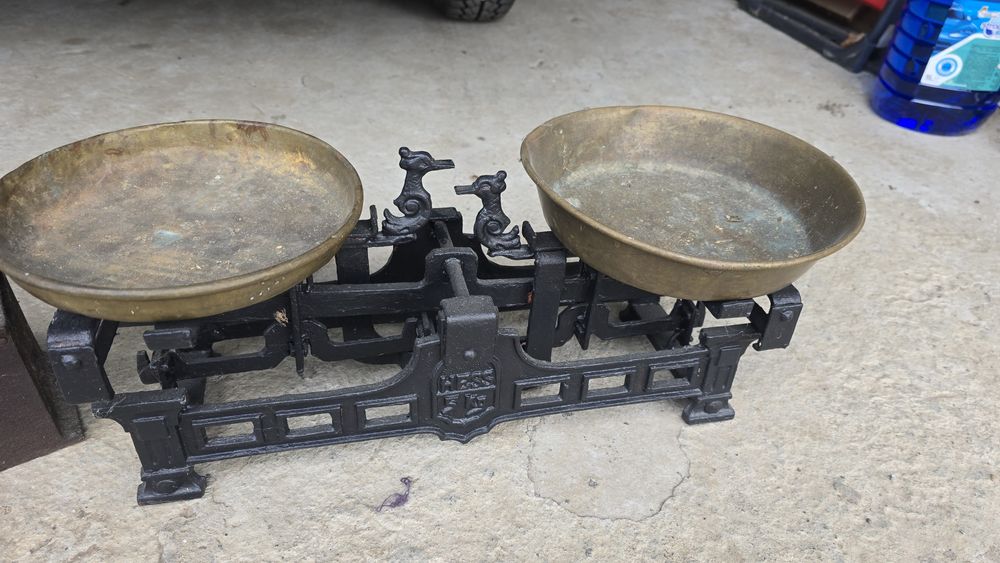 Cântar vechi și fier de călcat vechi