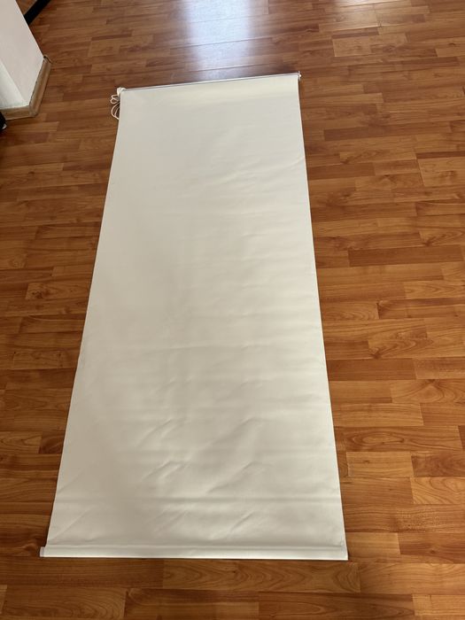 2 jaluzele rulou, una gri si una alba mai mica