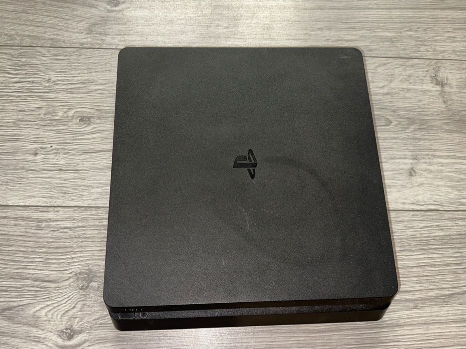 PlayStation 4 + 2 джойстика и 4 игри !!!