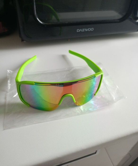 Vând ochelari de soare model deosebit produs de calitate superioara