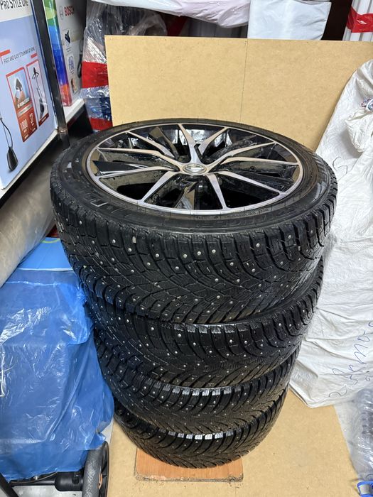 Продам диски с шинами (шипы) камри 75 R18