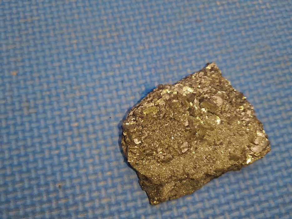 Komirdan chiqan tilla tosh