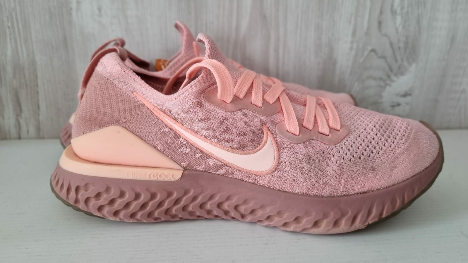 Nike react sales epic pink