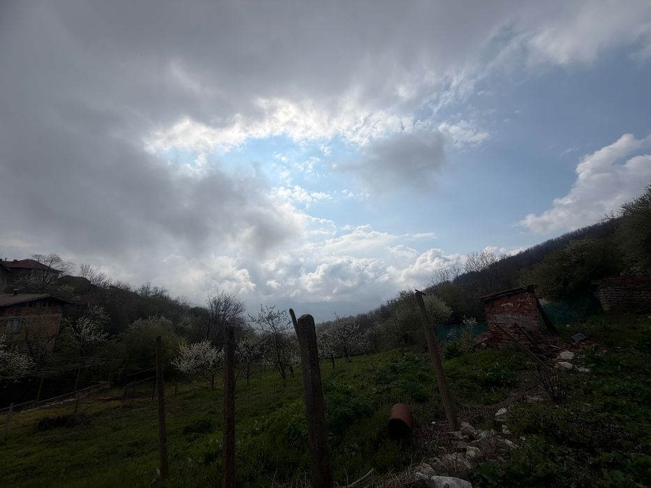 Двуетажна къща в село Челопек . Къщата е на два етажа с по три стаи на етаж , вътрешно стълбище и 700 квадрата двор. За ремонт