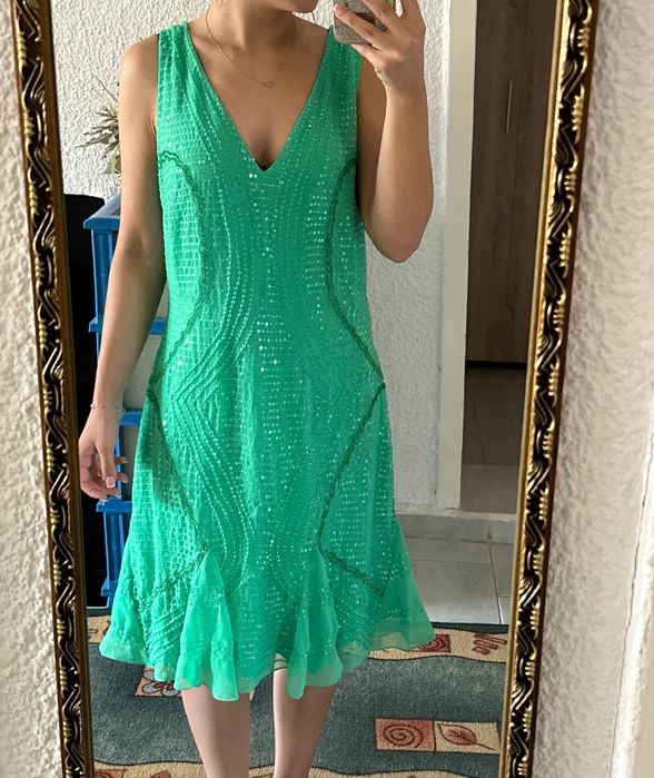 Продават се- червената рокля 20 лв, зелената -30лв, дънките- 15лв