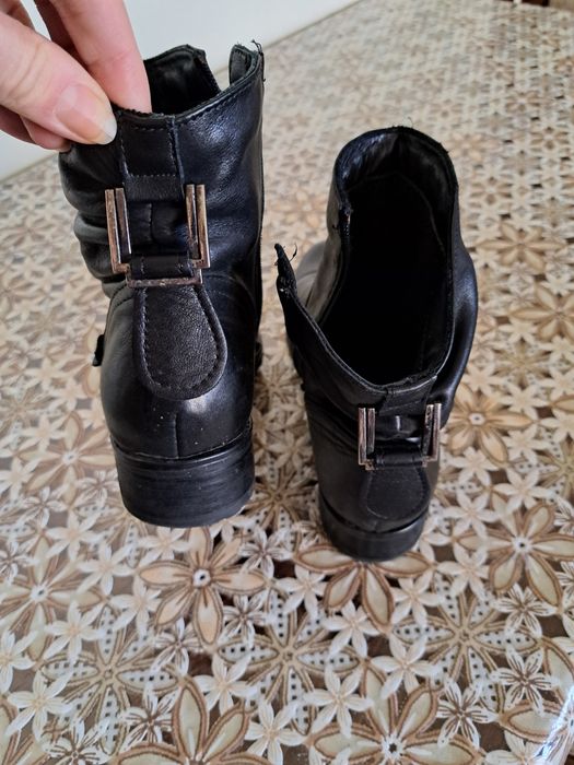 Botine negre,toc de 2cm,purtate de 2 ori