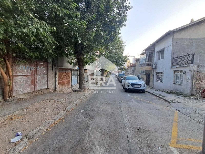 Ексклузивен партерен гараж за продажба, с ток и вода, в тухлена сграда