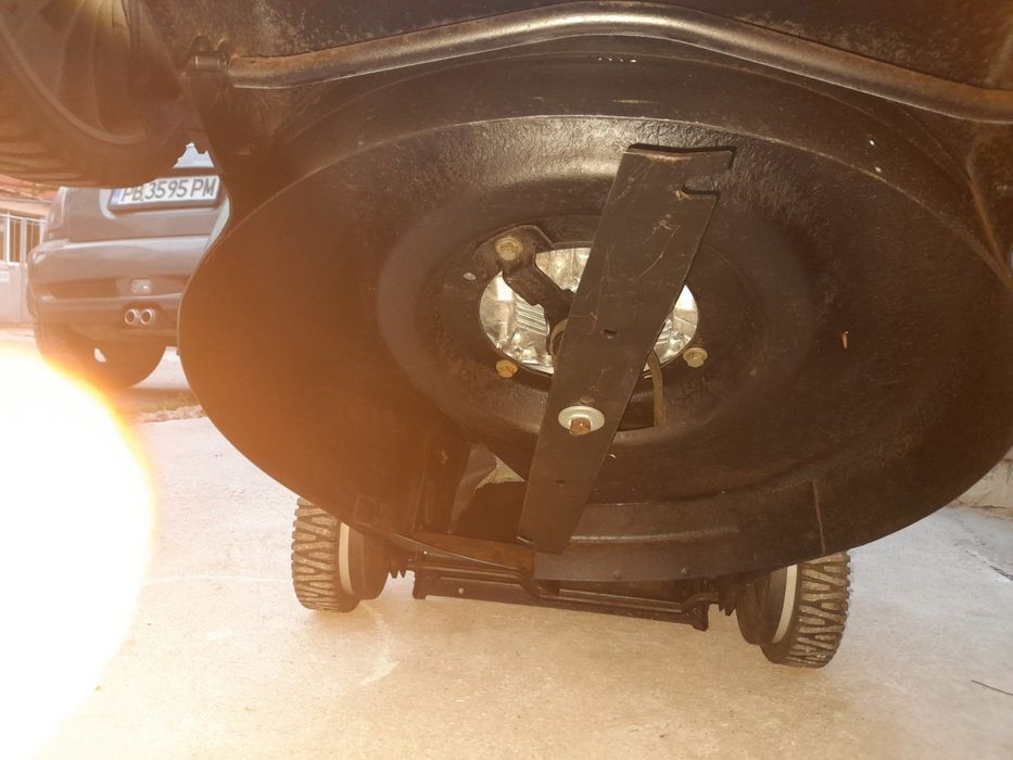 Бензинова самоходна косачка Honda 

Супер запазено състояние, работи перфектно. Подробни данни има на една от снимките. Внос от Германия, както и вси