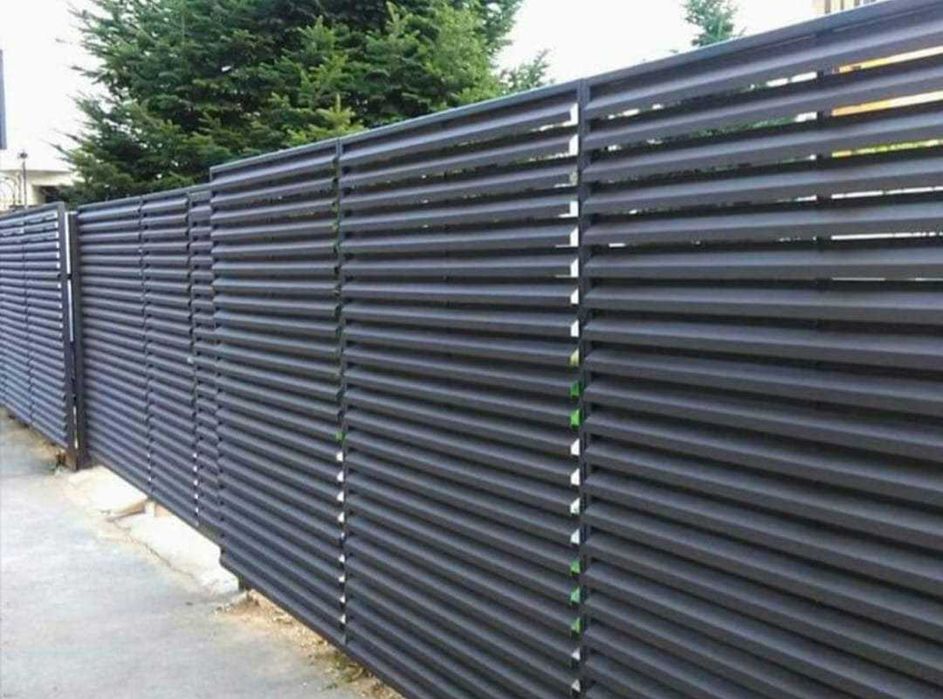 Garduri din panouri stil jaluzele, sipca metalica, tabla, plasa si BCA