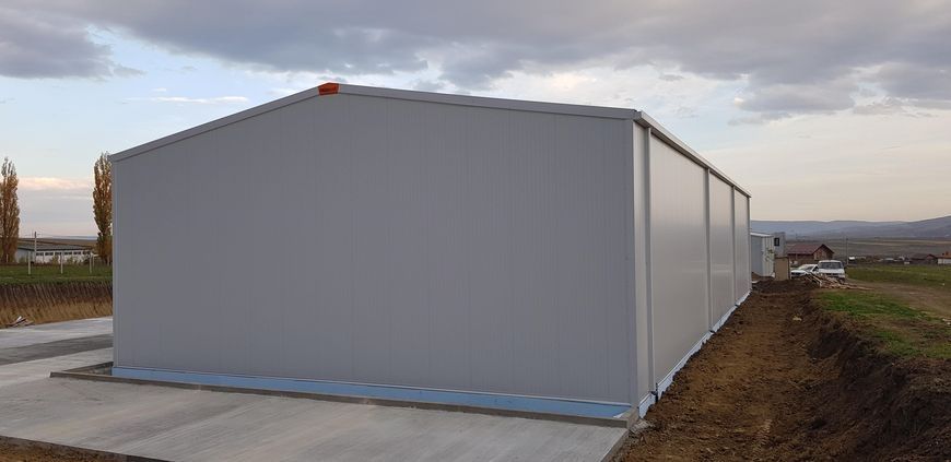 Vand hala metalica 10m x20m cu panou sandwich