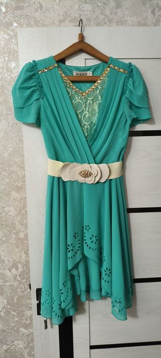 Продаются нарядные платья в отличном состоянии размер XL