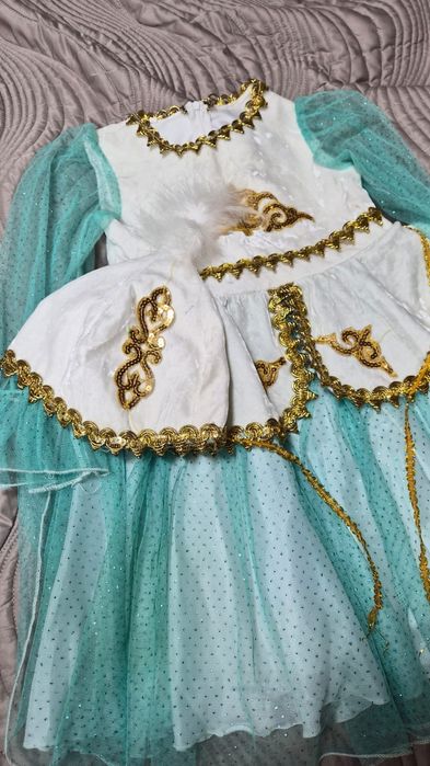 Продам детские платья одежду