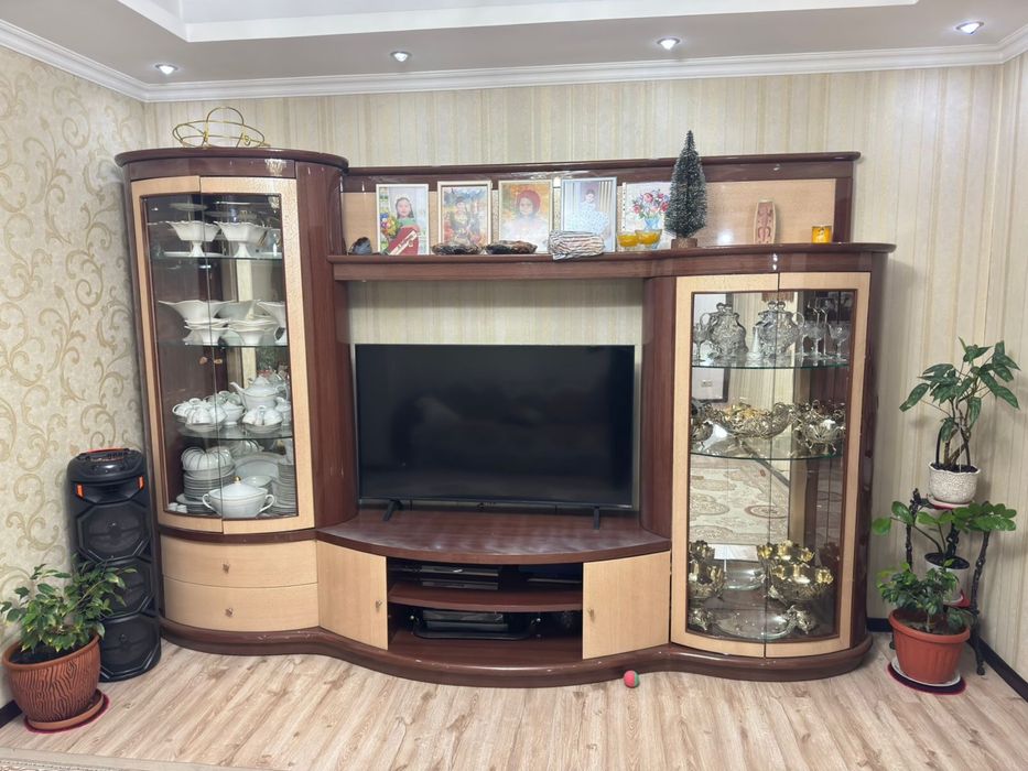 Продам гостевую и столовую гарнитуру