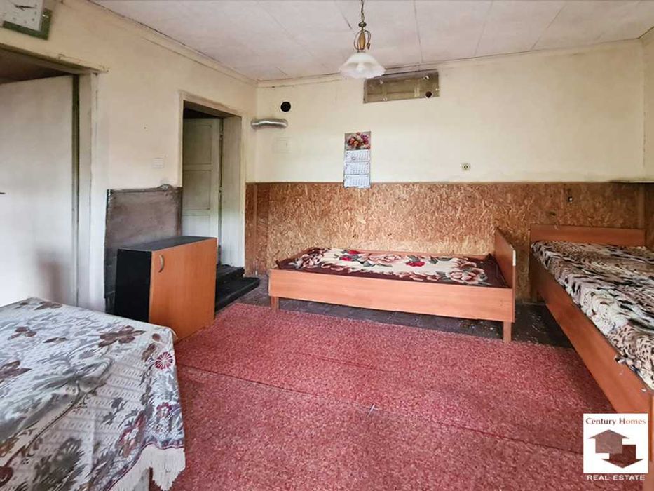 145303 ЕКСКЛУЗИВНО! Просторна къща с гараж в с. Страхилово