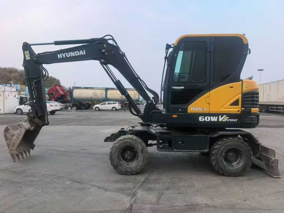 出售一台2022年的现代60轮挖