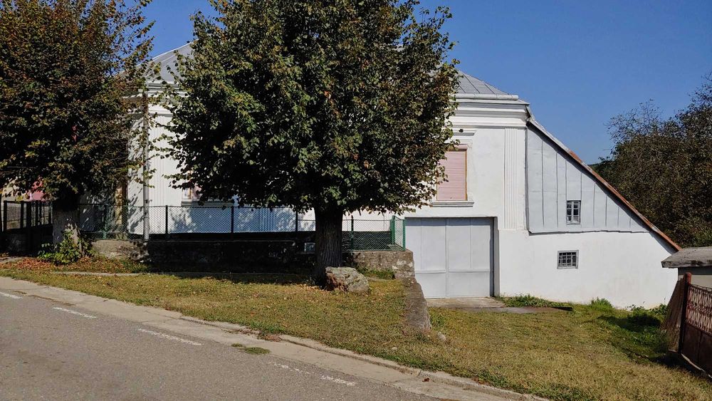 Casă de vânzare – 5 încăperi, 150 m² utili, garaj, demisol