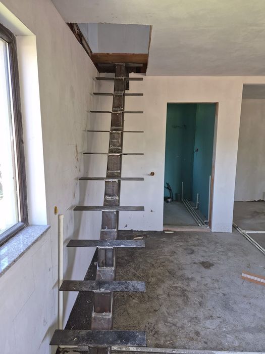Meseriași la construit case din structura metalica și panou sandwich