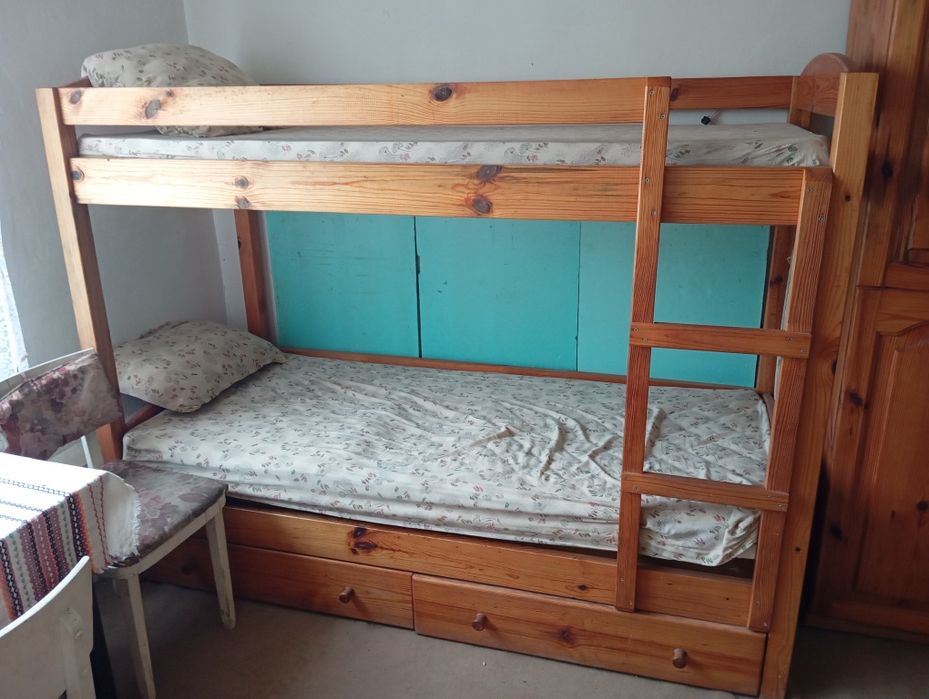 Продавам двуетажни легла, с матраци - 3 бр.