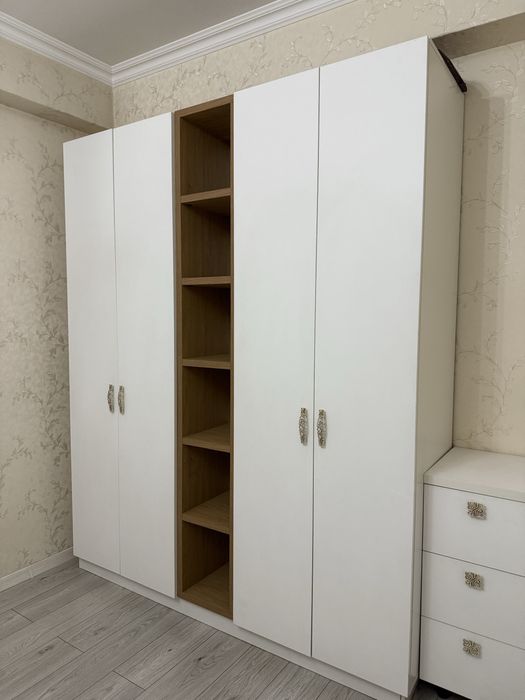 Распашной белый шкаф