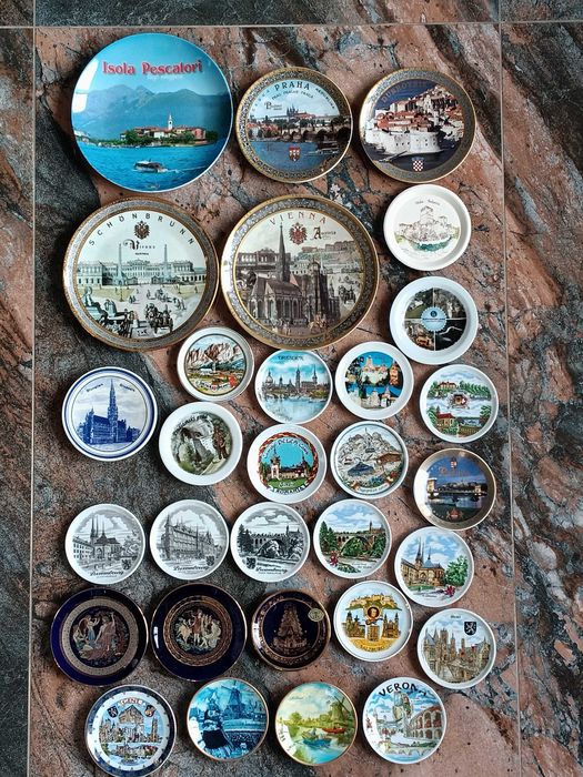 Колекция  порцеланови чинии отзабележителности .