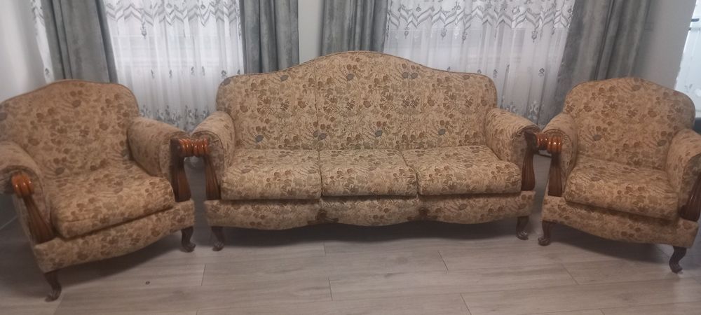 Vind set canapea+2 fotolii stofa italia model floral.Stare foarte bună.Poate fi utilizat pentru amenajare living sau camera de zi