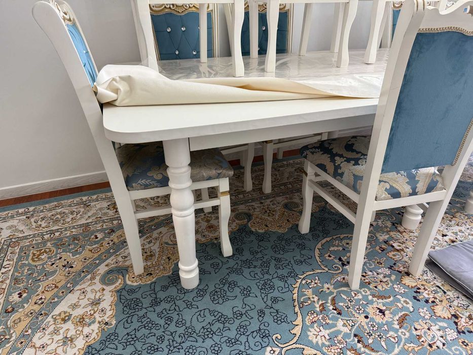 Стол со стульями