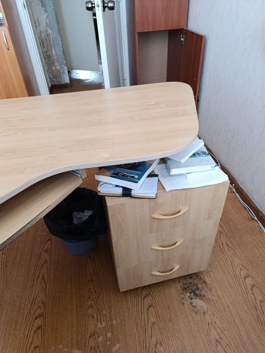 Продам стол офисный