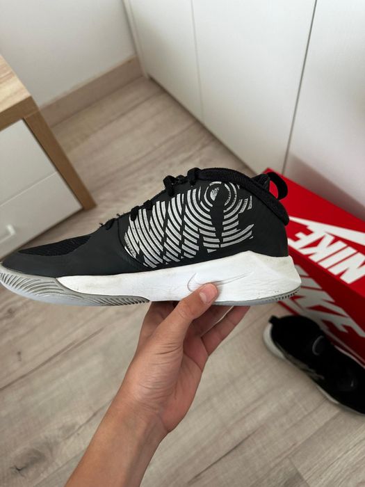 Vând adidași Nike