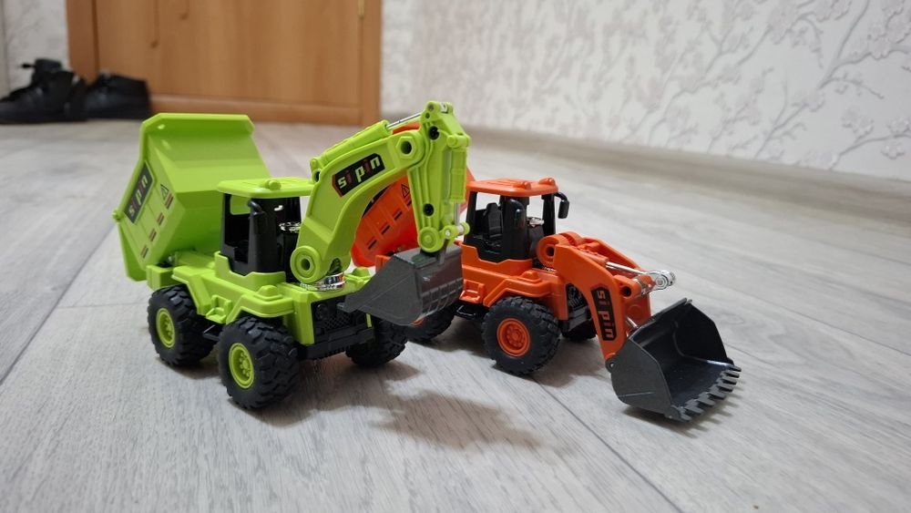 Продам игрушки. Трактора.