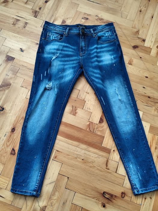 Мъжки дънки с кръпки