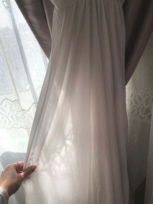 Rochie albă, vaporoasă, cu detalii delicate din dantelă