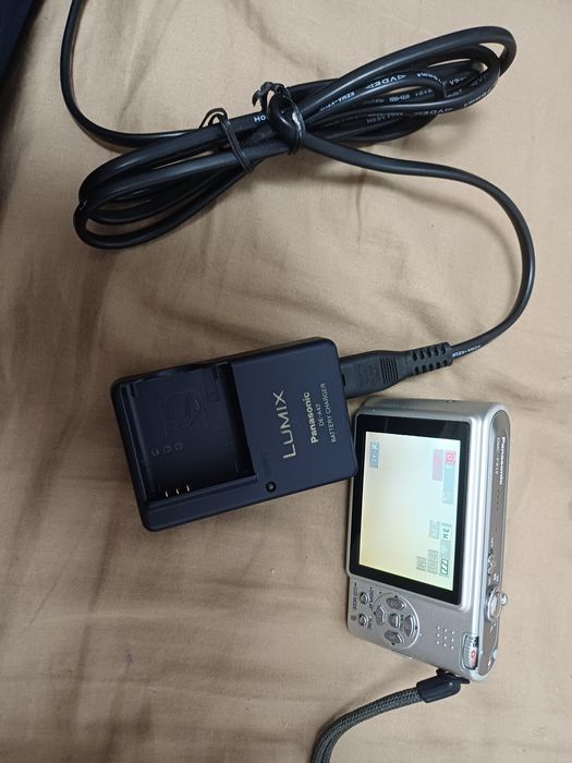 Panasonic Lumix DMC-FX12
Stare foarte buna
Are incarcator