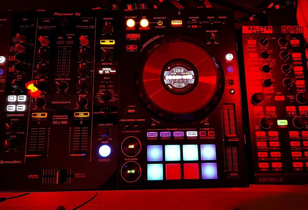 Pioneer DDJ-800 конзола + кейс | DJ контролер PIONEER