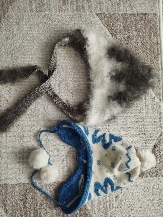 Теплые шерстяные шапки  на 3-4 года.