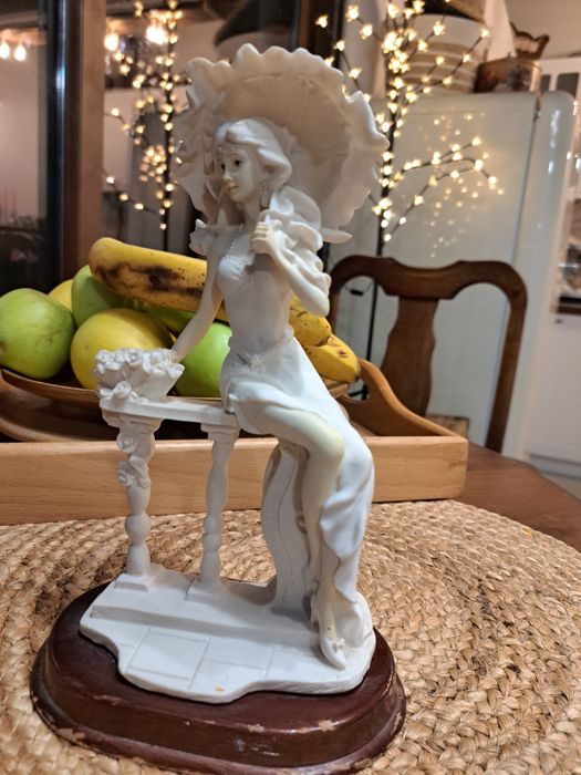 Статуетка от полирезин.