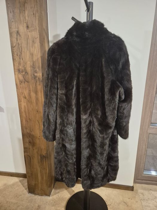 Vând haină nouă din blană de nurcă.