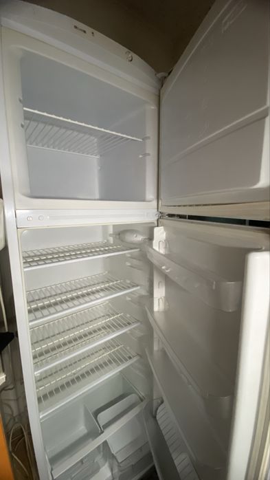 Продам холодильник Indesit в очень хорошем состоянии.