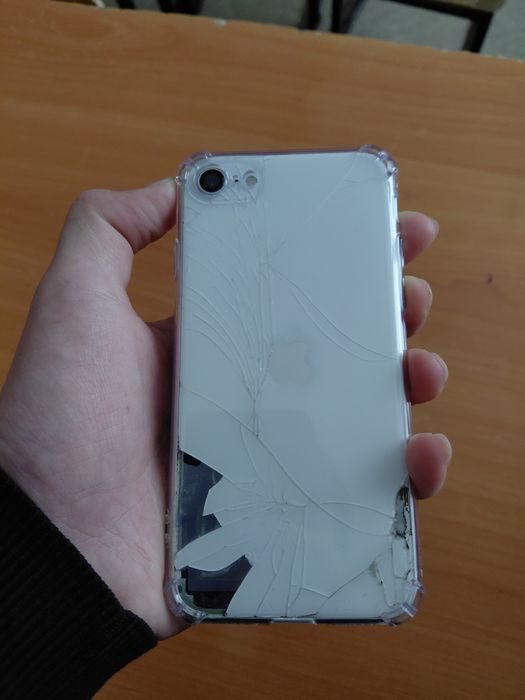 Продам айфон се2020