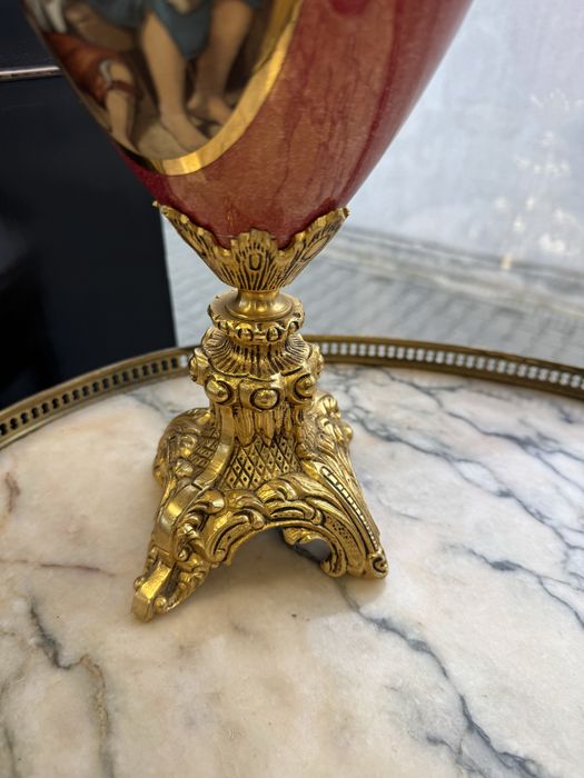 Carafă deosebită din porțelan și elemente bronz