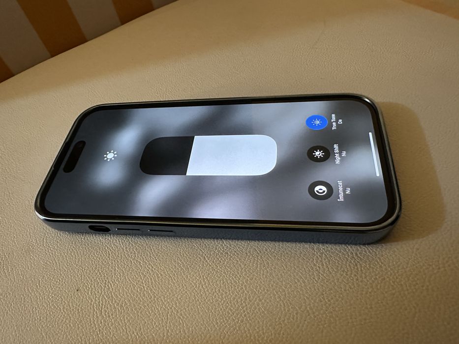 Vand urgent sau schimb iphone 15 impecabil