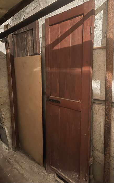 Двери деревянные с петлями и ручками