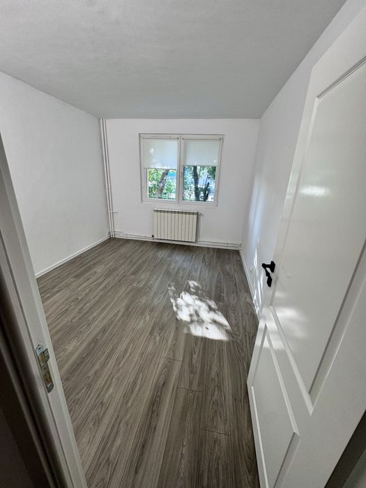 De închiriat apartament 4 camere – Apărătorii Patriei (direct de la proprietar)