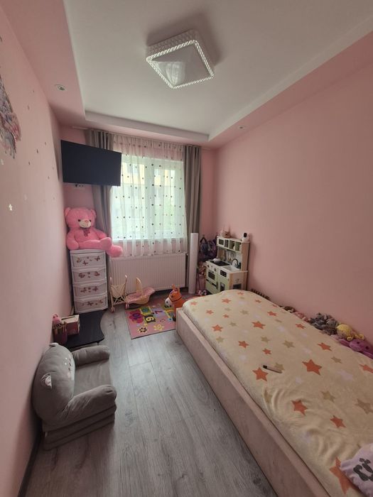 Vând Apartament 3 camere  complet renovat si mobilat.