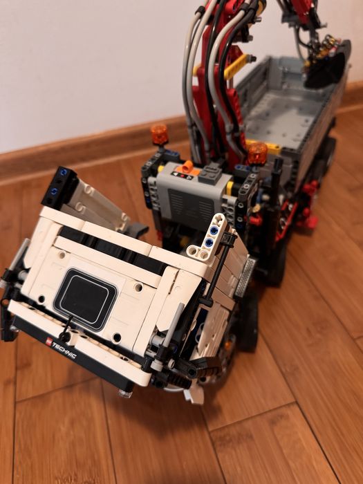 Vand Lego Tehnic Mercedes-Benz Arocs