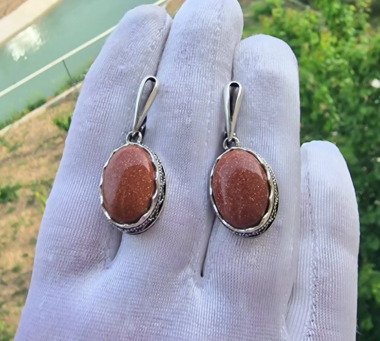 Сережки из натуральных камней.