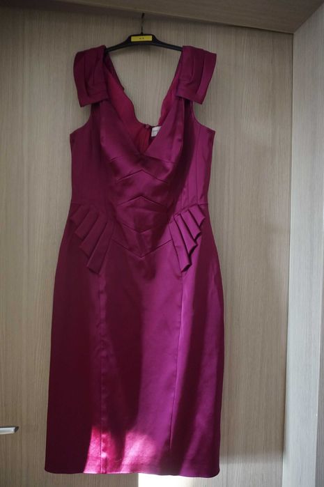 Rochia este noua de la firma KAREN MILLEN