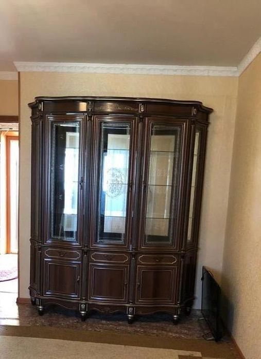 Продам витрину для гостиной