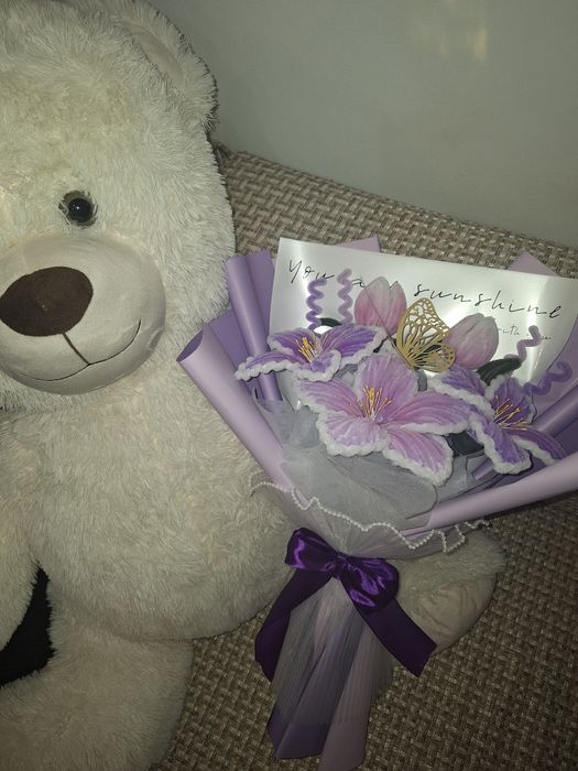 Buchet mov cu fluture auriu