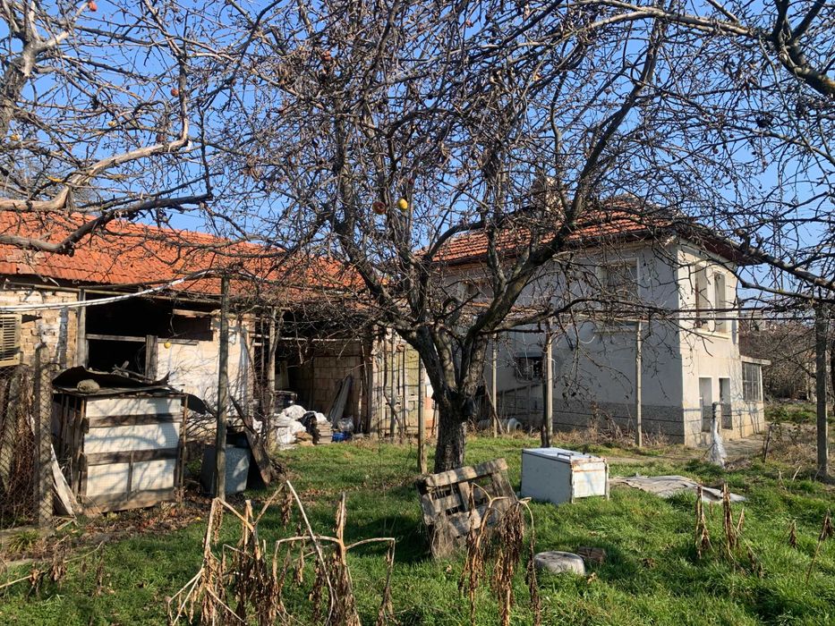 ДВУЕТАЖНА КЪЩА с двор с. Марино поле