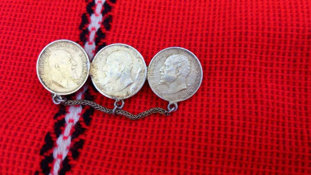 Стара брошка от сребърни монети от 1913 г.